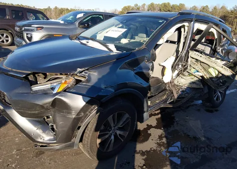 2017 Toyota Rav4 Xle z USA, uszkodzony, nr VIN JTMRFREV3HD214645